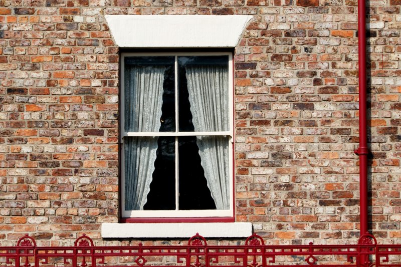 Кирпичная стена с окном