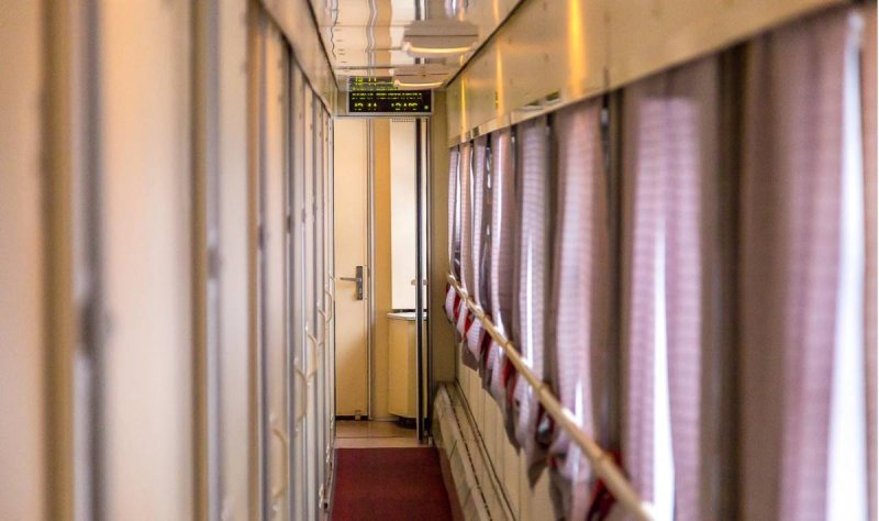 Коридор купейного вагона поезда