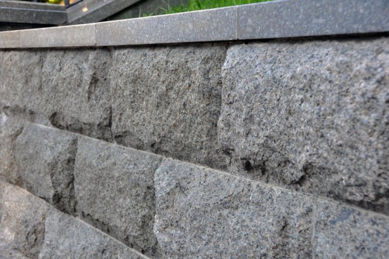 Гранит Куртинский для цоколя