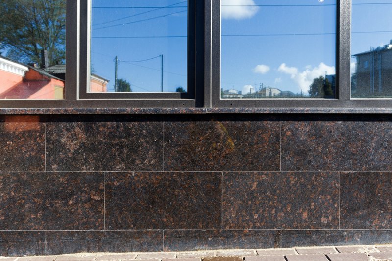 Цоколь из гранита Тан Браун