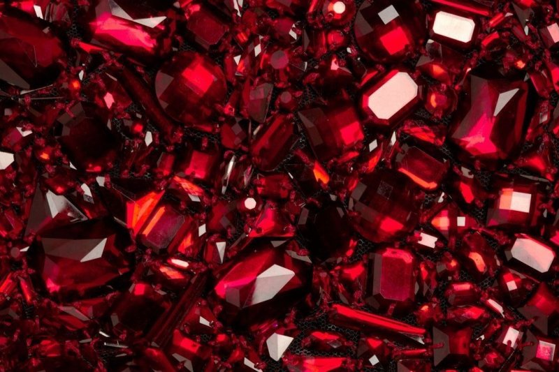Рубин (красный и малиновый Корунд),
