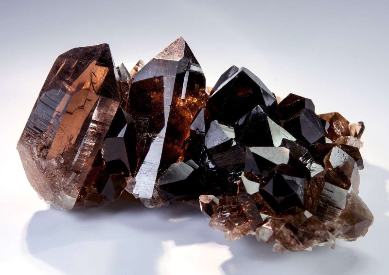 Раухтопаз камень дымчатый кварц