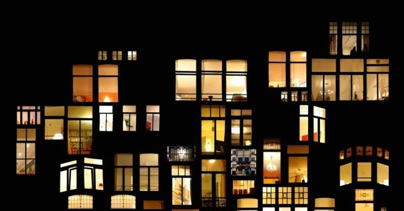 Вечерние окна домов