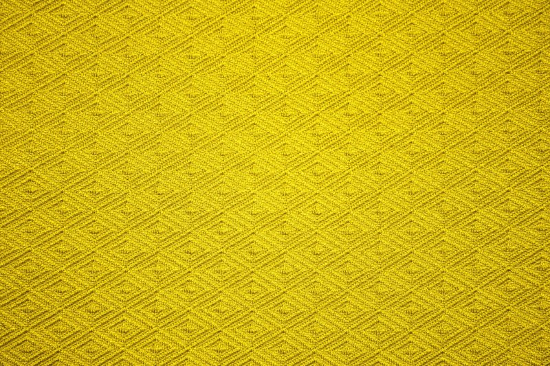 Желтый фон с узорами