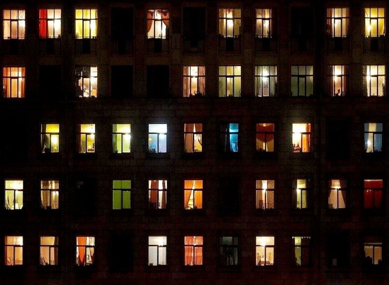 Многоквартирный дом ночью