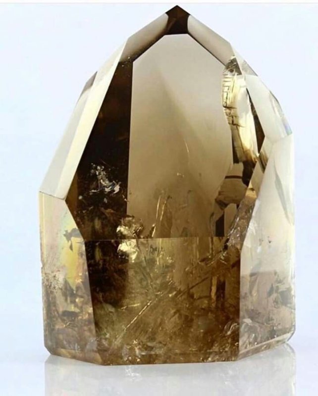 Раухтопаз камень дымчатый кварц