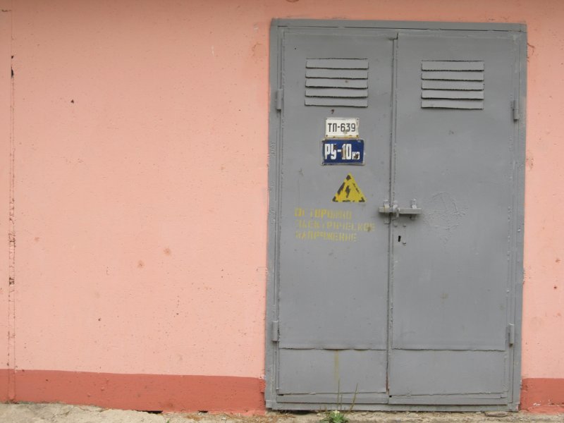 Трансформаторная будка дверь