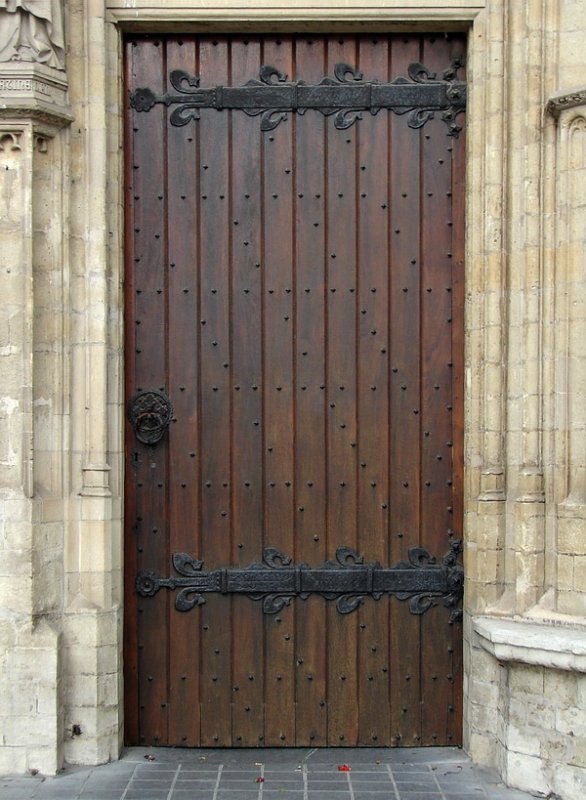 Средневековая дверь