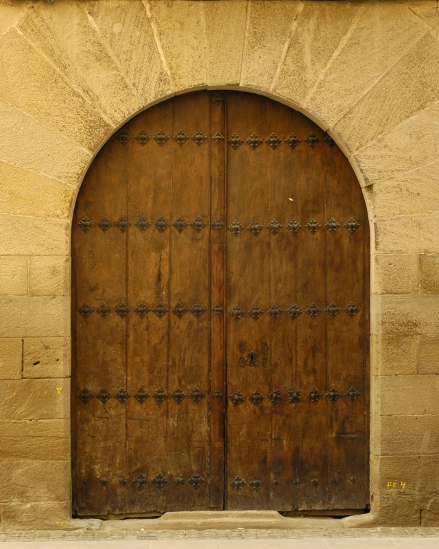 Средневековая дверь