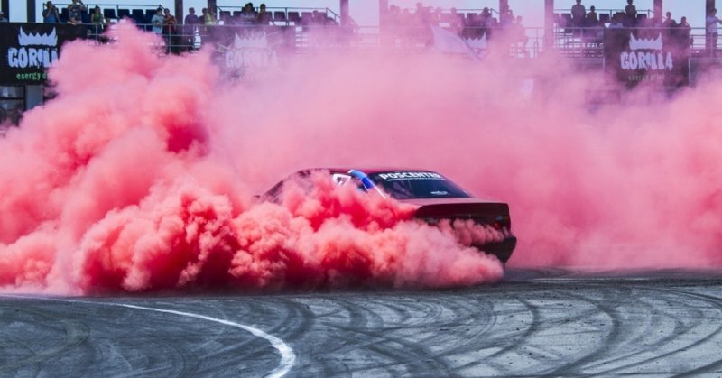 Гоночная машина с дымом