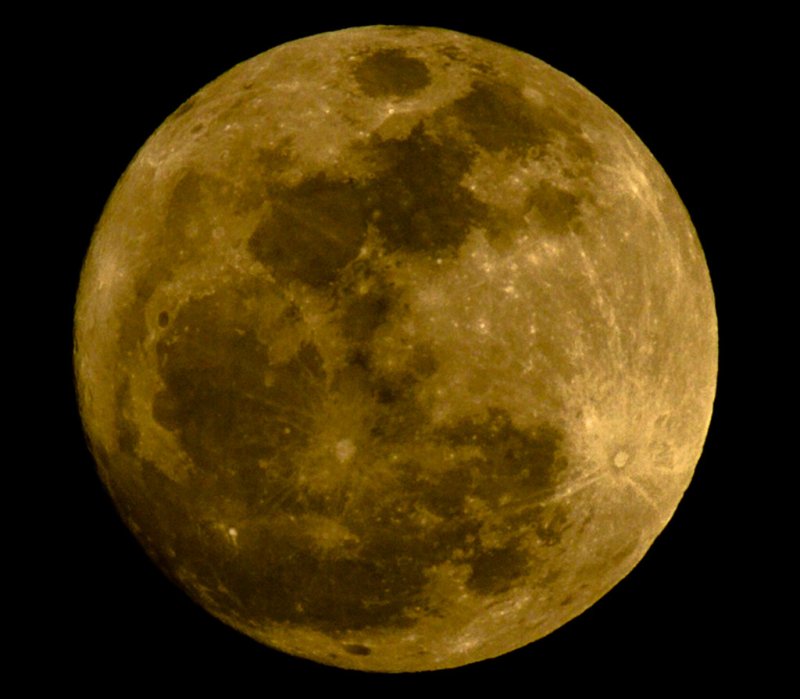 Луна желтого цвета