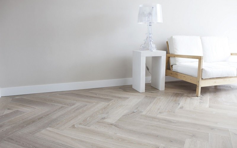 Светлый паркет елочкой