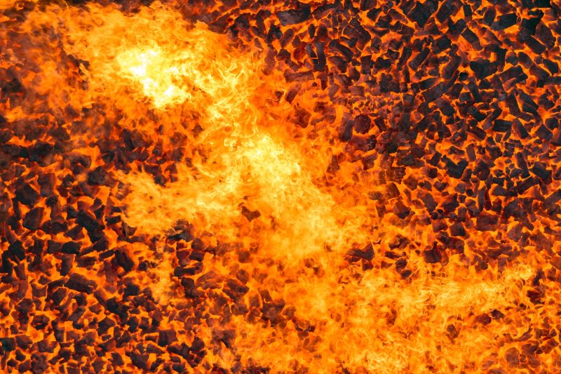 РАСКАЛЕННЫЙ металл