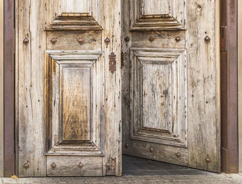 Деревянная дверь