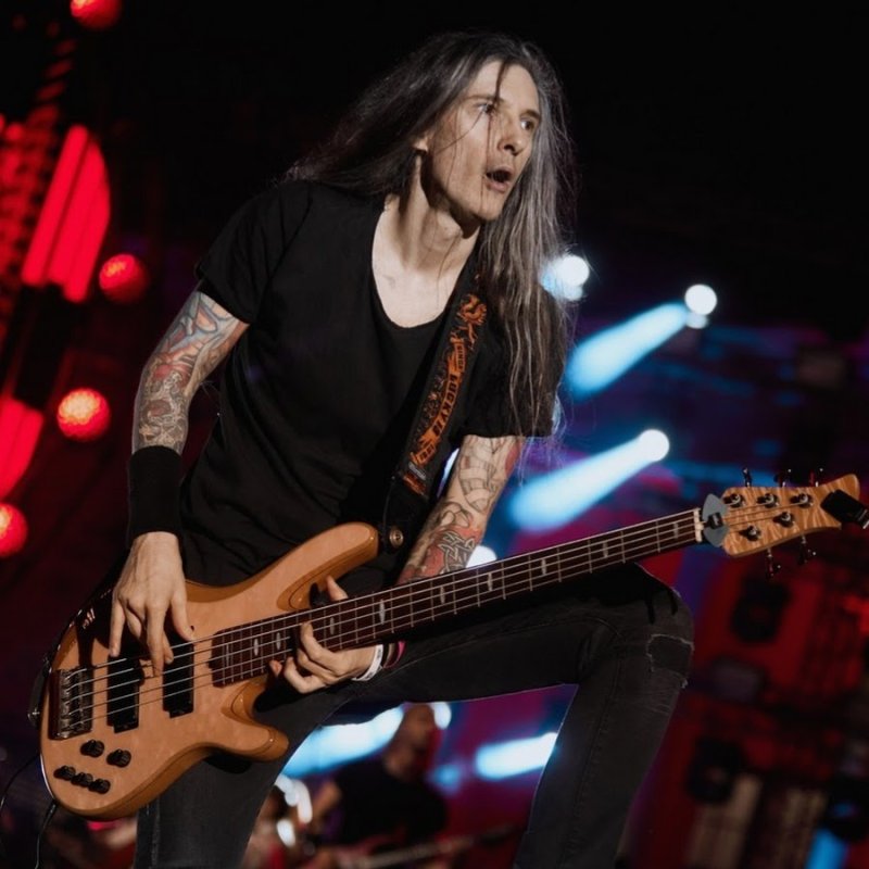 Гитарист нуно Беттенкурт