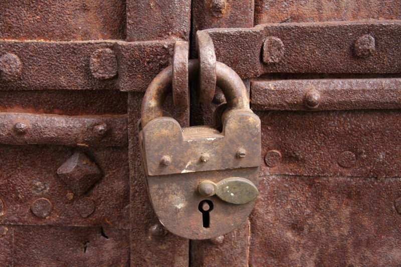 Навесной замок на дверь