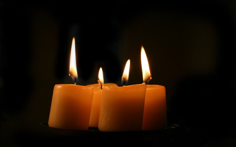 Горящие свечи