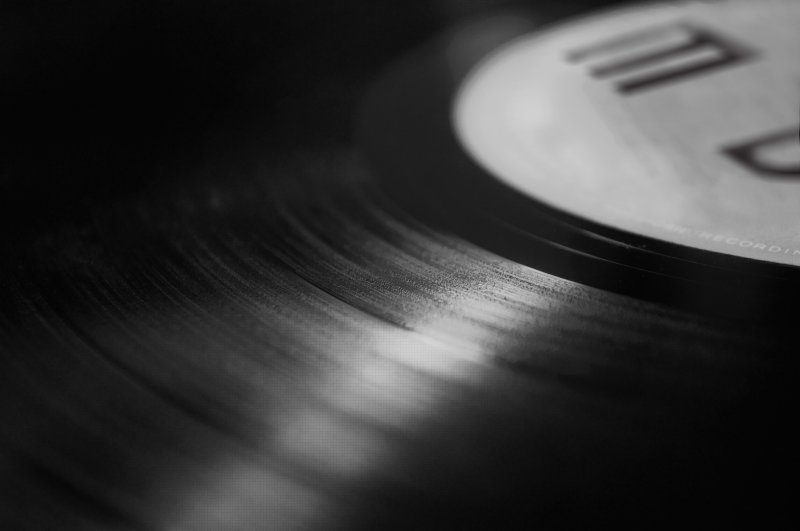 Виниловая пластинка на черном фоне