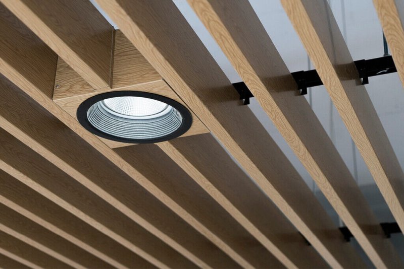 Кубообразный реечный потолок 100x30x100 дуб Селект