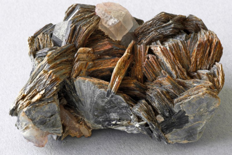 Минералы кварц, мусковит