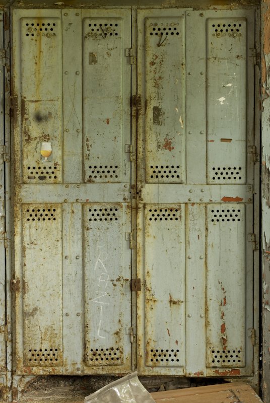 Старые железные шкафчики