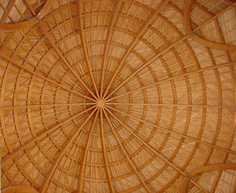 Круглая деревянная крыша