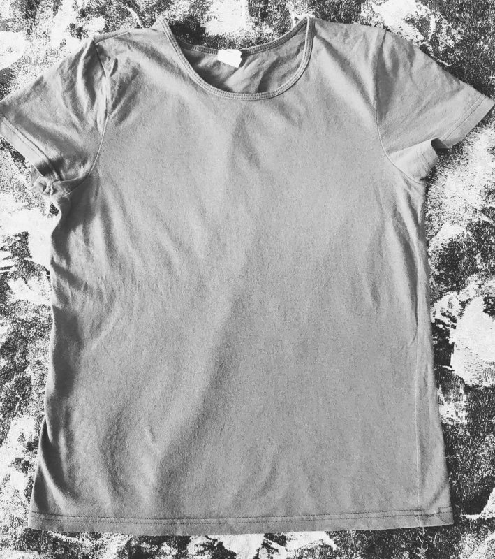Слегка помятая футболка