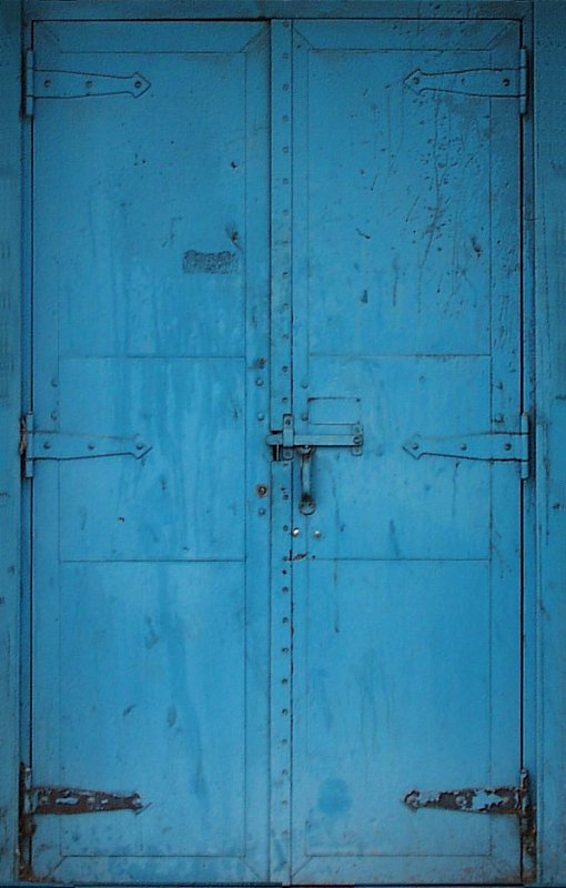 Старая железная дверь