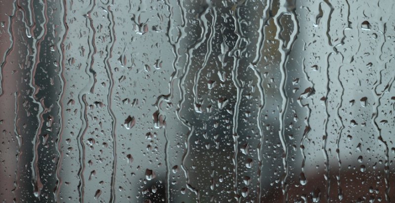 Капли стекают по стеклу