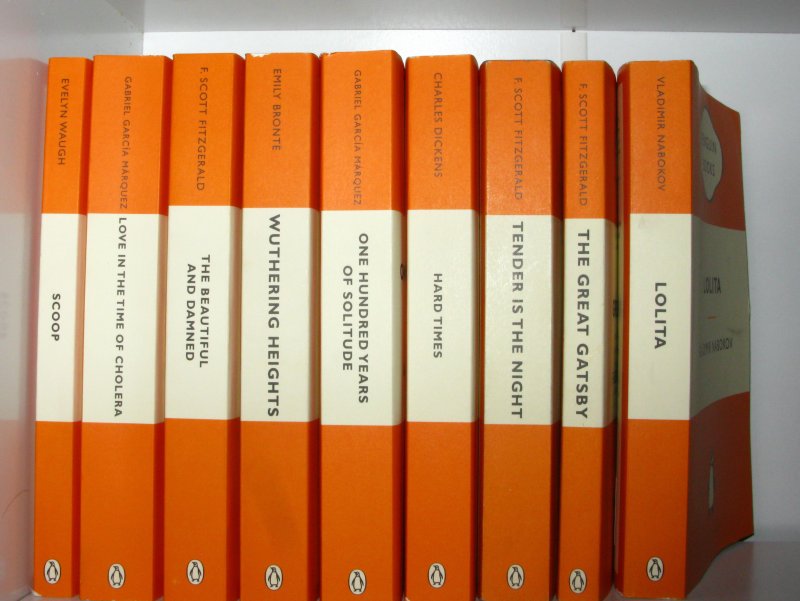 Книга оранжевого цвета