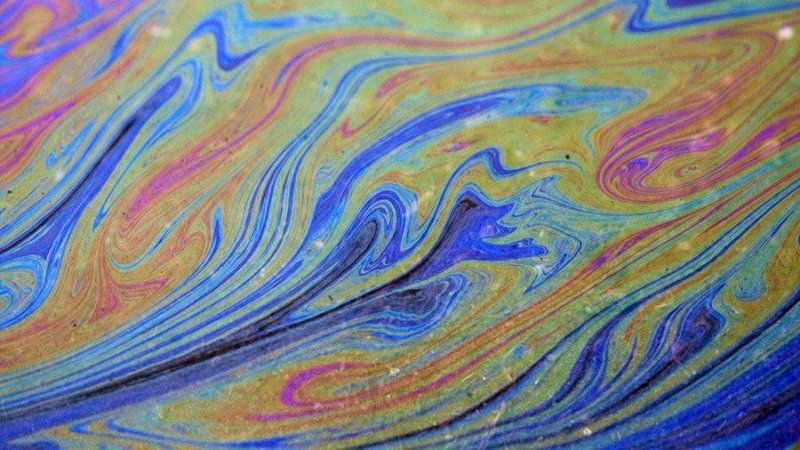 Бензин в луже