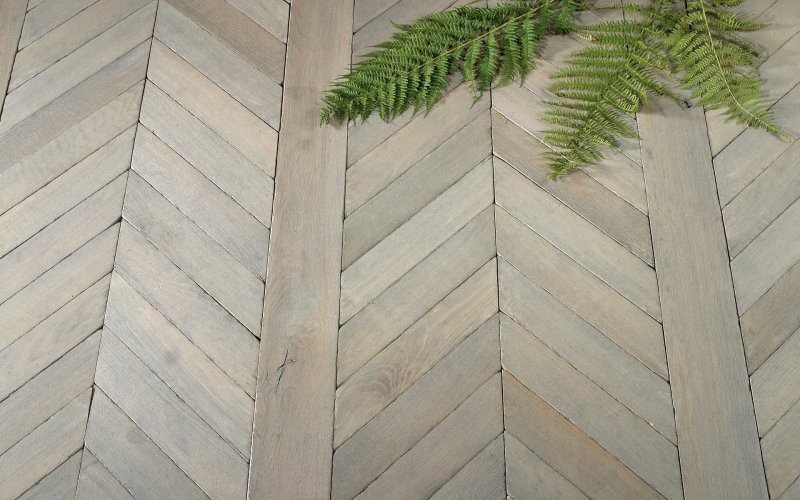 Деревянный потолок елочкой