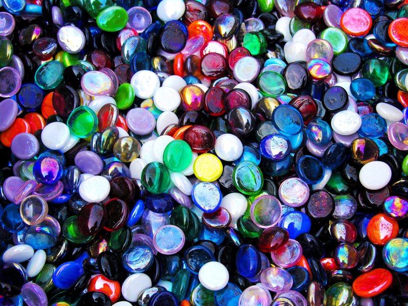 Стеклянные цветные камни