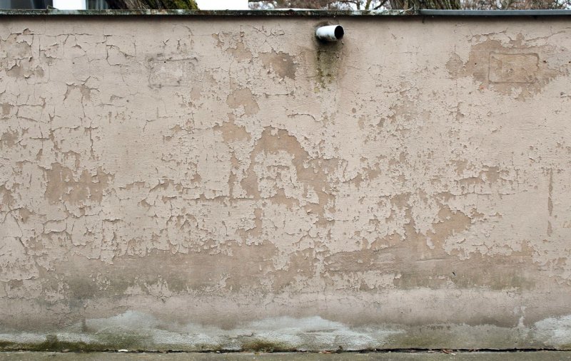 Бетонная стена на улице