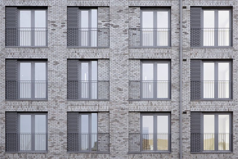 Фасад здания с окнами