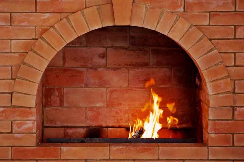Камин из кирпича