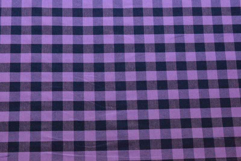Фиолетовая клетчатая ткань