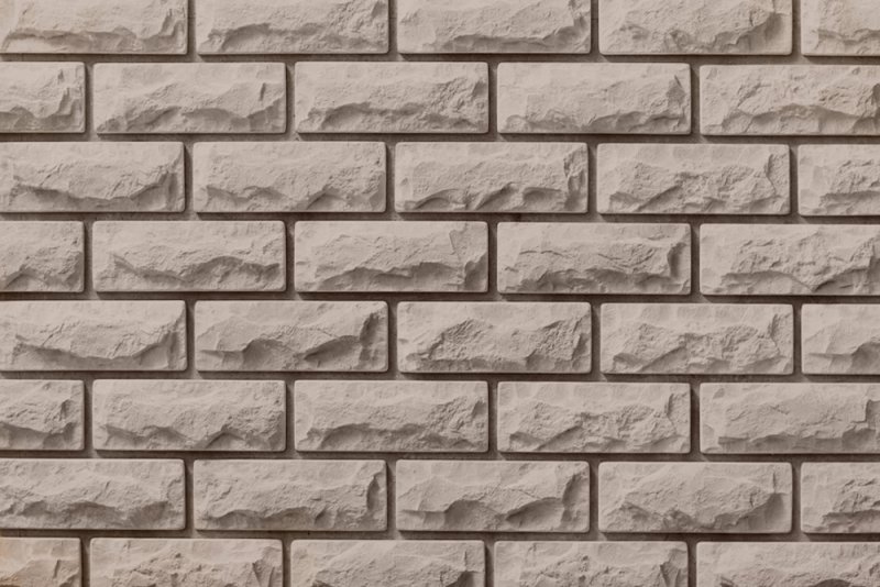 Рваный камень белый