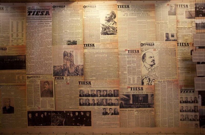 Старые советские газеты на стене