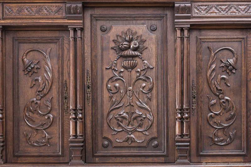 Румынская стенка Ренессанс из дуба резная