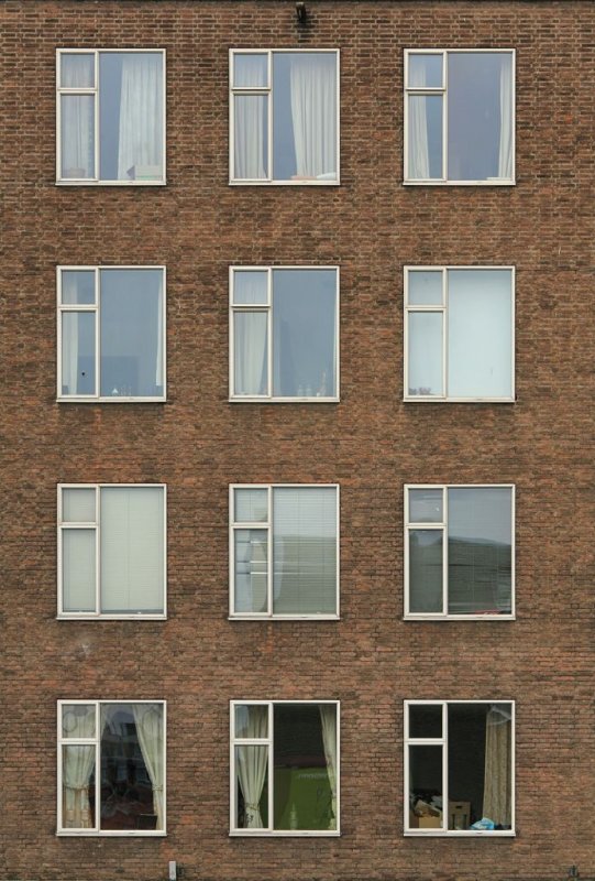Окна жилых многоэтажных домов