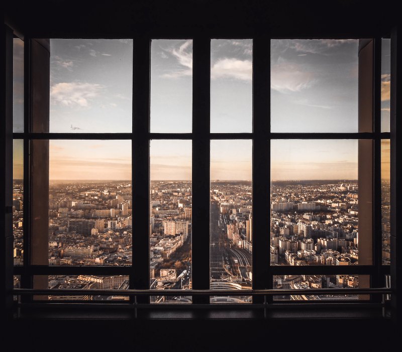 Окно с видом на город