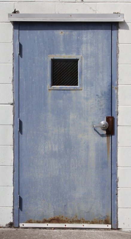 Старая железная дверь