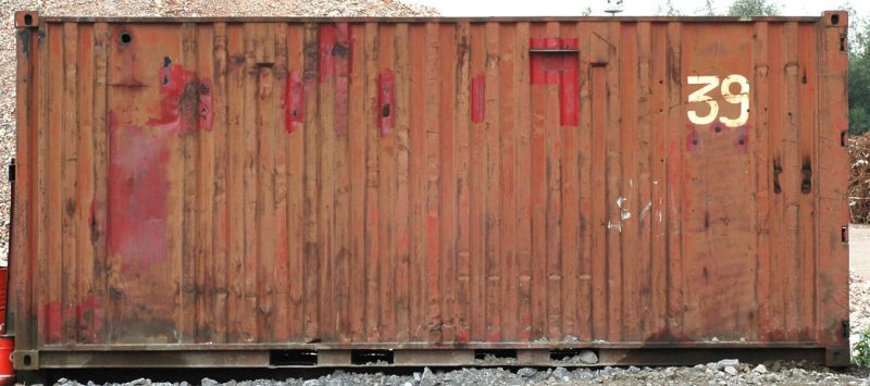 Старые ржавые контейнеры