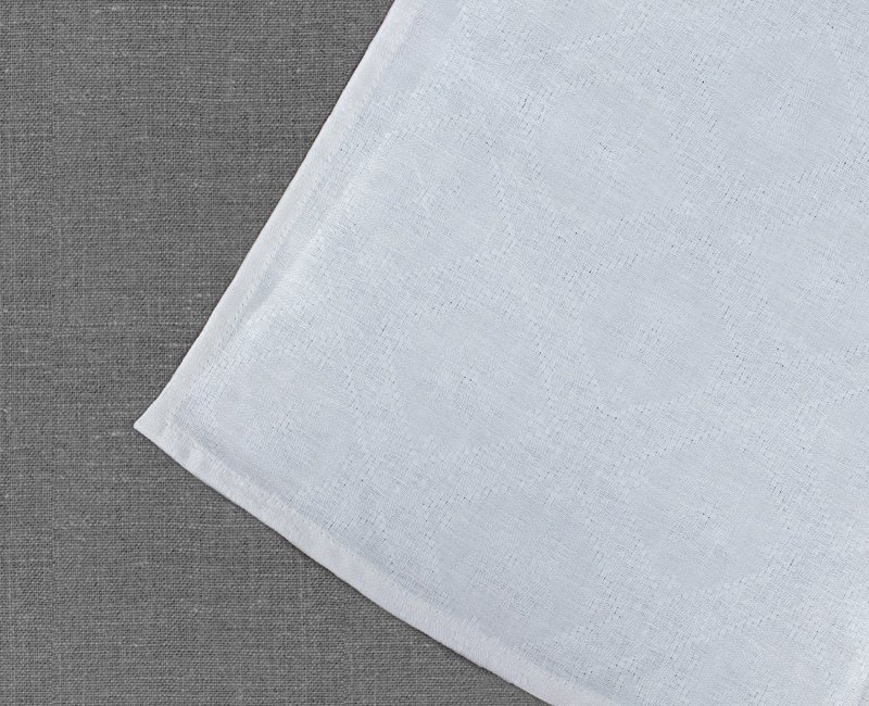 Белая тканевая салфетка