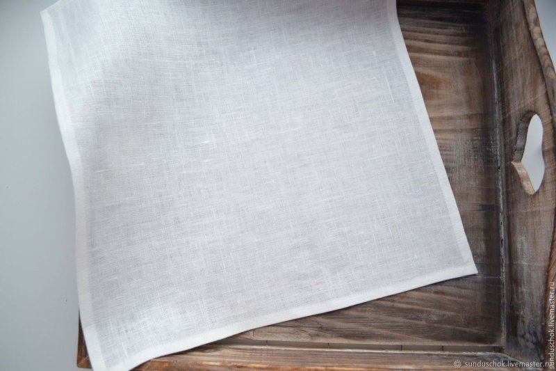 Белая тканевая салфетка
