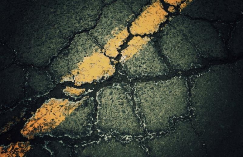 Трещины на асфальте