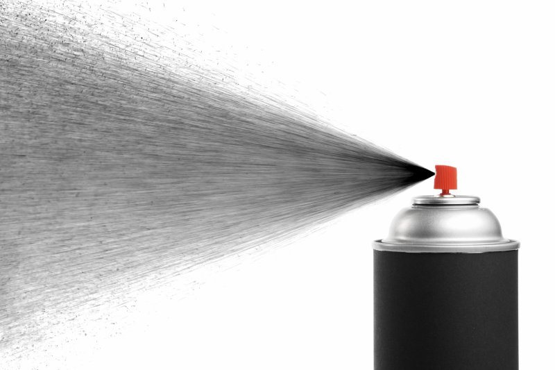 Баллончик с краской распыляет