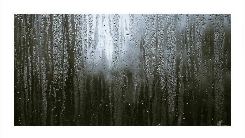 Капли на стекле