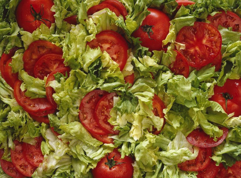 Салат с помидорами сверху